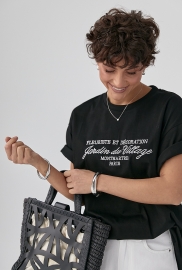 Вільна однотонна футболка з вишитими написами