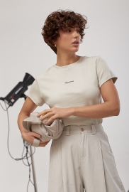 Трикотажна жіноча футболка з вишитим написом