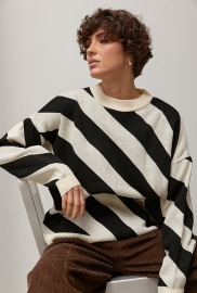 Трикотажна в'язана кофта у діагональну смужку