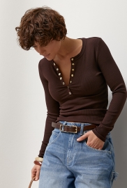 Приталений лонгслів в рубчик на кнопках