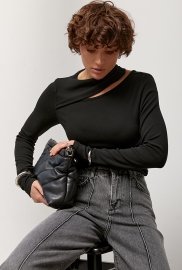 Трикотажний лонгслів з вирізом на плечі