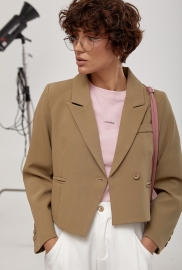 Короткий класичний жакет з асиметричним низом