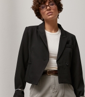 Короткий класичний жакет з асиметричним низом