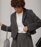 Короткий класичний жакет з асиметричним низом