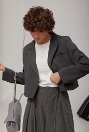 Короткий класичний жакет з асиметричним низом