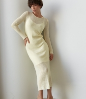 Довга приталена сітчаста сукня