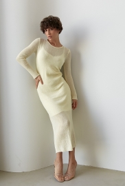 Довга приталена сітчаста сукня