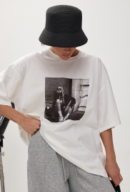 Оверсайз футболка з принтом дівчини