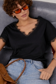 Футболка з мереживними вставками