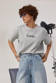 Вільна однотонна футболка з вишитим написом Amour