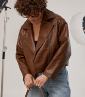 Коротка куртка-косуха зі шкірозамінника