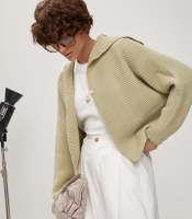 В'язаний жіночий кардиган із відкладним коміром