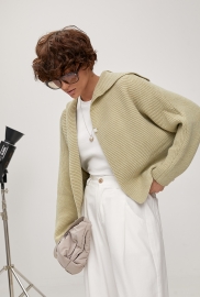 В'язаний жіночий кардиган із відкладним коміром