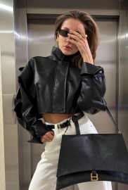 Модна укорочена куртка з екошкіри з високим коміром Модна укорочена куртка з екошкіри з високим коміром