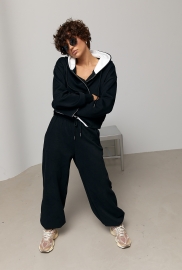 Спортивний костюм із прямими штанами та худі з білим капюшоном Спортивний костюм із прямими штанами та худі з білим капюшоном