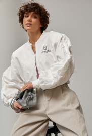 Жіноча вітровка-бомбер з об'ємними рукавами Жіноча вітровка-бомбер з об'ємними рукавами