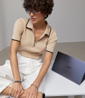 В'язане поло в рубчик із контрастною окантовкою