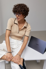 В'язане поло в рубчик із контрастною окантовкою В'язане поло в рубчик із контрастною окантовкою