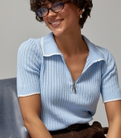 В'язане поло в рубчик із контрастною окантовкою