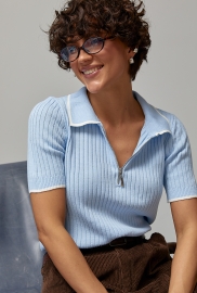 В'язане поло в рубчик із контрастною окантовкою В'язане поло в рубчик із контрастною окантовкою