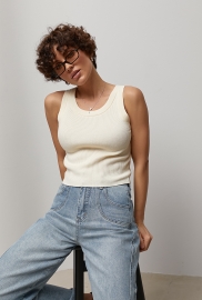 В'язана однотонна майка в рубчик В'язана однотонна майка в рубчик