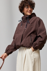 Жіноча коротка вітровка з капюшоном