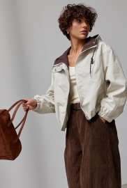 Жіноча коротка вітровка з капюшоном Жіноча коротка вітровка з капюшоном