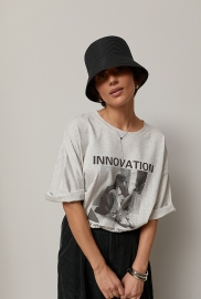 Оверсайз футболка з принтом дівчини та написом Innovation Оверсайз футболка з принтом дівчини та написом Innovation