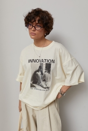 Оверсайз футболка з принтом дівчини та написом Innovation Оверсайз футболка з принтом дівчини та написом Innovation