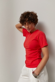 Однотонна футболка з драпіруванням