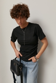 Однотонна футболка з драпіруванням