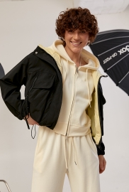 Жіноча вітровка з кольоровою підкладкою