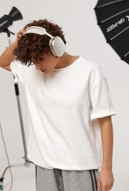 Однотонна футболка в рубчик вільного фасону