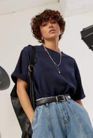 Однотонна футболка в рубчик вільного фасону