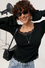 Лонгслів з мереживними вставками та з рукавами-кльош