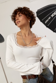 Лонгслів з мереживними вставками та з рукавами-кльош