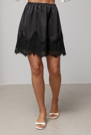 Атласна мініспідниця з мереживом