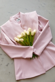 Двобортний приталений піджак із акцентними плечима