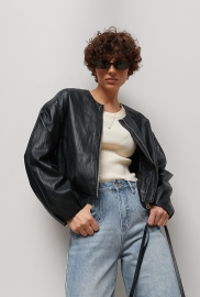 Коротка жіноча куртка зі шкірозамінника