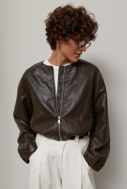 Коротка жіноча куртка зі шкірозамінника