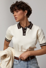 В'язане коротке поло з контрастним комірцем