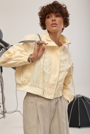 Коротка вітровка з кишенею на рукаві