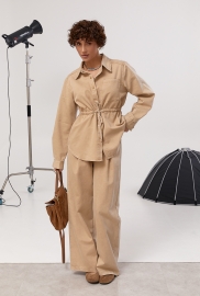 Котоновий вільний костюм із сорочкою на кнопках та прямими штанами