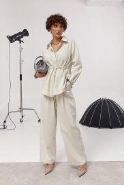 Котоновий вільний костюм із сорочкою на кнопках та прямими штанами