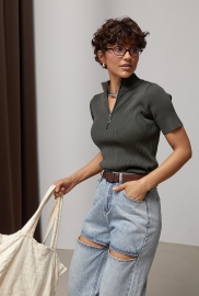 Футболка в рубчик із блискавкою на комірі