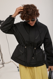 Жіноча однотонна вітровка із затяжками на талії