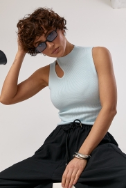 В'язана коротка майка з вирізом