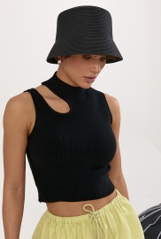 В'язана коротка майка з вирізом