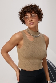 В'язана коротка майка з вирізом