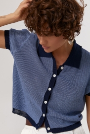 В'язане поло на ґудзиках із контрастною окантовкою